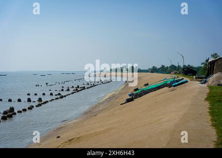 Uferböschungen an den indischen Sundarbans, um das Land vor der Küstenerosion durch den Klimawandel an der Küste Indiens zu schützen. Stockfoto