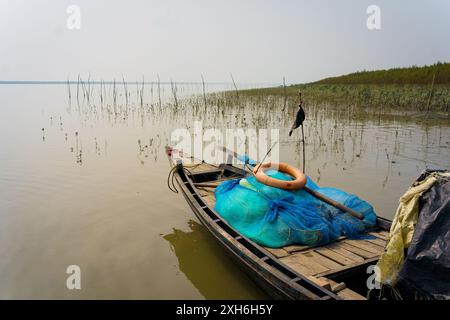 Ein traditionelles Fischerboot wird auf einem Wasserbach an der Küste des Sundarbans-Deltas gesehen. Das Konzept der Fischerei und der Umwelt bei indischen Sundarbans regi Stockfoto