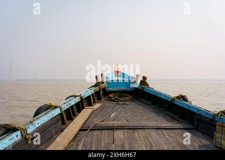 Ein traditionelles Fischerboot wird auf einem Wasserbach an der Küste des Sundarbans-Deltas gesehen. Das Konzept der Fischerei und der Umwelt bei indischen Sundarbans regi Stockfoto