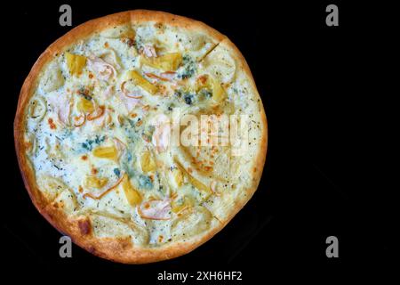 Ein Gericht italienischen Ursprungs, bestehend aus einem flachen, runden Teig, der mit Tomatensoße und Käse gebacken wird Stockfoto