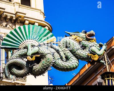 Der berühmte Drache an der Fassade von Casa Bruno Quadros in der Placa de la Boqueria in Las Ramblas in Barcelona, Katalonien, Spanien. Stockfoto