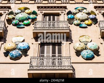 Detail der Fassade von Casa Bruno Quadros in der Placa de la Boqueria in Las Ramblas in Barcelona, Katalonien, Spanien. Stockfoto
