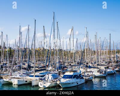 Boote im Hafen von Port Vell in Barcelona, Spanien Stockfoto