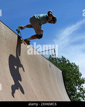 Skateboarder mit Stunt auf der Vert Ramp. Stockfoto