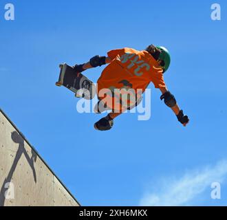 Skateboarder beim Halb-Stunt auf der Vert-Rampe. Stockfoto