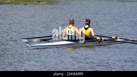 Damenpaare, die auf dem Fluss Ouse skullen. Stockfoto