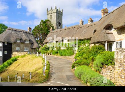 Godshill Isle of Wight Godshill Village mit strohgedeckten Hütten und All Saints Church Godshill Isle of Wight England Großbritannien GB Europa Stockfoto