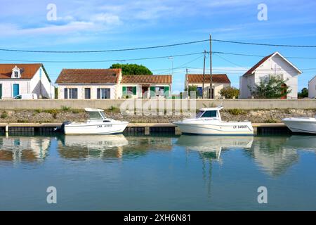 Vergnügungsschiff liegt am Chenal de la Perrotine in der Nähe von Boyardville, Oleron Island. Stockfoto