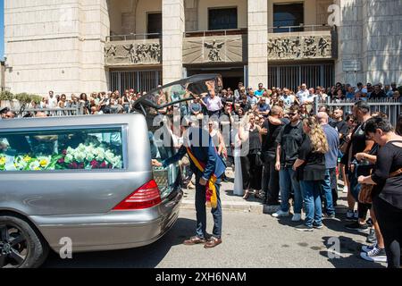 Funerali di Manuela Petrangeli alla Basilica Parrocchiale di S. Maria della Salute - Roma, Italia - Nella foto l'uscita del feretro dalla chiesa e il saluto del Presidente del Municipio XIV Marco Della Porta - Venerd&#xec; 12. Luglio 2024 (Foto Valentina Stefanelli/LaPresse) Beerdigung von Manuela Petrangeli in der Pfarrkirche S. Maria della Salute - Rom, Italien - auf dem Foto der Sarg, der die Kirche verlässt und der Begrüßungspräsident der Gemeinde XIV Marco Della Porta - Freitag, 12. Juli 2024 (Foto Valentina Stefanelli/LaPresse) Stockfoto