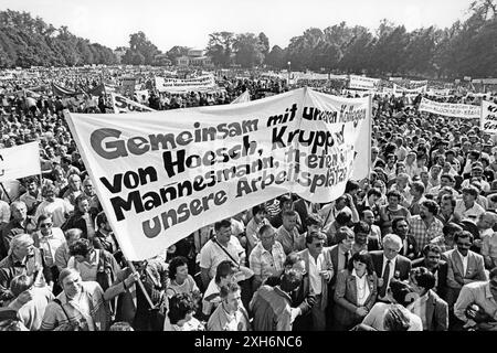 Arbeiter aus der Eisen- und Stahlindustrie und Werften demonstrieren im Bonner Hofgarten, um Arbeitsplätze zu retten und Ersatzarbeitsplätze zu schaffen. [Automatisierte Übersetzung] Stockfoto