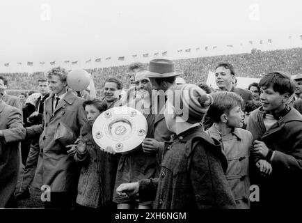 FC Schalke 04 Deutscher Meister 1958 nach Sieg gegen den HSV im Finale / 3:0 am 18.05.1958 in Hannover. Berni Klodt mit der Meisterschaft-Trophäe mitten unter den Fans. [Automatisierte Übersetzung] Stockfoto