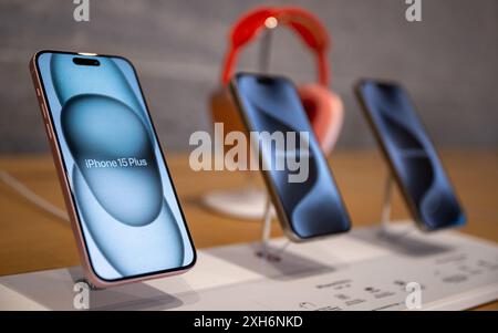 Berlin, Deutschland. Juli 2024. IPhone15 Plus Smartphones im Apple Store auf Kurfürstendamm. Quelle: Monika Skolimowska/dpa/Alamy Live News Stockfoto