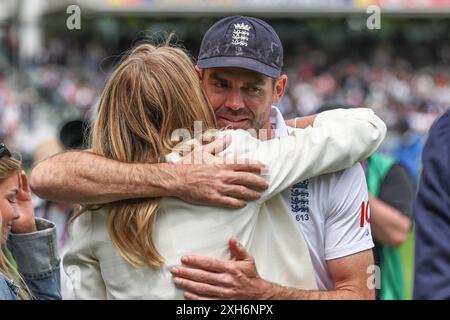 London, Großbritannien. Juli 2024. James Anderson von England wird von seiner Frau Daniella Lloyd nach seinem letzten Test-Cricket-Spiel für England während des Rothesay First Test Match Day Three England gegen West Indies at Lords, London, Großbritannien, 12. Juli 2024 (Foto: Mark Cosgrove/News Images) in London, Großbritannien am 7. Dezember 2024 gratuliert. (Foto: Mark Cosgrove/News Images/SIPA USA) Credit: SIPA USA/Alamy Live News Stockfoto