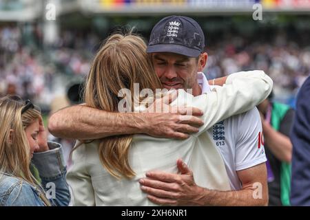 London, Großbritannien. Juli 2024. James Anderson von England wird von seiner Frau Daniella Lloyd nach seinem letzten Test-Cricket-Spiel für England während des Rothesay First Test Match Day Three England gegen West Indies at Lords, London, Großbritannien, 12. Juli 2024 (Foto: Mark Cosgrove/News Images) in London, Großbritannien am 7. Dezember 2024 gratuliert. (Foto: Mark Cosgrove/News Images/SIPA USA) Credit: SIPA USA/Alamy Live News Stockfoto