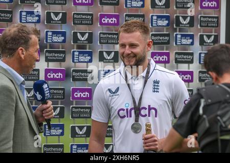 London, Großbritannien. Juli 2024. Gus Atkinson of England ist Mann des Spiels während des Rothesay First Test Match Day Three England gegen West Indies at Lords, London, United Kingdom, 12. Juli 2024 (Foto: Mark Cosgrove/News Images) in London, United Kingdom am 7. Dezember 2024. (Foto: Mark Cosgrove/News Images/SIPA USA) Credit: SIPA USA/Alamy Live News Stockfoto