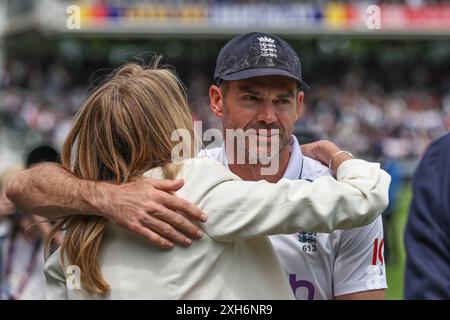 London, Großbritannien. Juli 2024. James Anderson von England wird von seiner Frau Daniella Lloyd nach seinem letzten Test-Cricket-Spiel für England während des Rothesay First Test Match Day Three England gegen West Indies at Lords, London, Großbritannien, 12. Juli 2024 (Foto: Mark Cosgrove/News Images) in London, Großbritannien am 7. Dezember 2024 gratuliert. (Foto: Mark Cosgrove/News Images/SIPA USA) Credit: SIPA USA/Alamy Live News Stockfoto