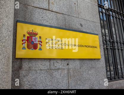 06.19.2024, Madrid, Spanien: Gelbes Schild an der Fassade des Regierungsbüros des spanischen Ministeriums für Bildung, Berufsbildung und Sport in Madrid Stockfoto