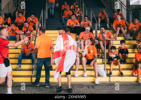 Dortmund, SignaI Iduna Park, 10.07.2024: Englischer Fan mitten in den niederlanden während des Halbfinalspiels Niederlande gegen England bei der UEFA Stockfoto