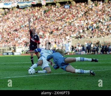 DFB-Pokalfinale 1998 / FC Bayern München - MSV Duisburg 2:1 am 16.05.1998 in Berlin / Michael Zeyer (MSV) Klage gegen Torwart Oliver Kahn (Bayern), im Hintergrund beschwert sich Mario Basler (Bayern) [automatisierte Übersetzung] Stockfoto