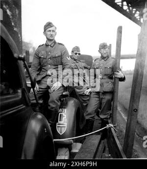 Soldaten und Fahrzeuge einer Geheimdiensteinheit in einem Zug auf dem Weg zur Ostfront. [Automatisierte Übersetzung] Stockfoto