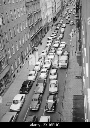 Autos stauen in der Landwehrstraße, bevor die Fahrverbote während der Ölkrise 1973 begannen [automatisierte Übersetzung] Stockfoto