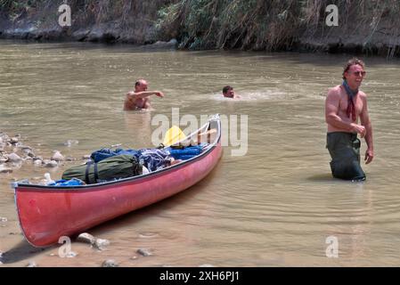 Kanufahrer, die in Rio Grande, den unteren Schluchten von Rio Grande, Black Gap Wildlife Management Area schwimmen, fahren den Rio Grande, Texas, USA hinunter Stockfoto