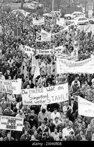 Stahlarbeiter aus Krupp und Hoesch demonstrieren in Siegen für den Erhalt des Stahlstandortes Siegerland. [Automatisierte Übersetzung] Stockfoto