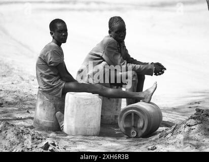 KEN , KENIA : unbegleitete Jugendliche die vor dem Bürgerkrieg im Südsudan geflohen sind , in einem Flüchtlingslager in Wajir , Juni 1992 [automatisierte Übersetzung] Stockfoto