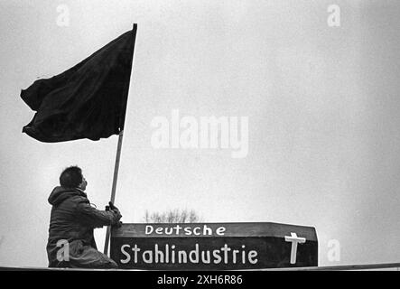 Stahlarbeiter demonstrieren am bundesweiten Stahlaktionstag der IG Metall 16.01.1987 in Duisburg. [Automatisierte Übersetzung] Stockfoto