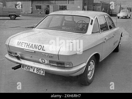 Während der Ölkrise 1973: Test mit einem NSU RO 80 mit Methanol bei Volkswagen in Wolfsburg. [Automatisierte Übersetzung] Stockfoto