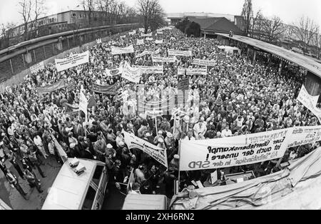 Stahlarbeiter von Krupp-Stahl demonstrieren gegen Arbeitsplatzabbau am Gate 2 des Werks in Duisburg Rheinhausen. [Automatisierte Übersetzung] Stockfoto