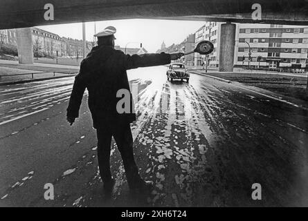 Ein Polizist winkt einen VW-Käfer in Essen herunter. Während des Sonntagsfahrverbots aufgrund der Ölkrise 1973 werden die Steuerbefreiungen für Fahrer überprüft. [Automatisierte Übersetzung] Stockfoto