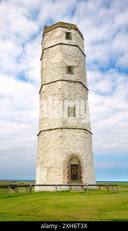 Der alte Leuchtturm, Flamborough Kopf. Nordsee Küste von East Yorkshire, England, UK. Mit Kreide Stein 1673 gebaut Stockfoto