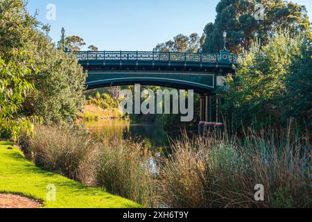 Old Albert Bridge über den Fluss Torrens in Adelaide City an einem Tag, South Australia Stockfoto