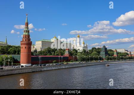 Blick auf den Kreml-Damm und den Moskauer Fluss auf blauem Himmel Hintergrund. Malerisches Stadtpanorama im Sommer, russische Touristenattraktionen Stockfoto