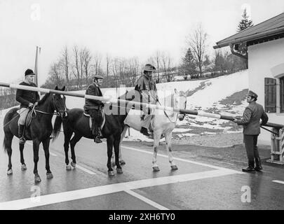 Fahrer auf dem Weg nach Reit im Winkel an der Grenze zwischen Österreich und Bayern an einem autofreien Sonntag während der Ölkrise 1973. [Automatisierte Übersetzung] Stockfoto