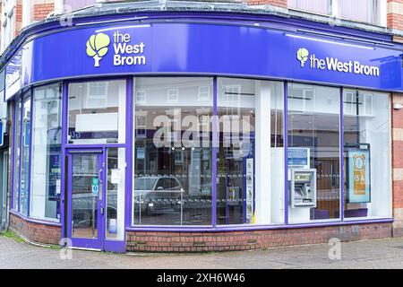 Außenansicht der Niederlassung der West Bromwich Building Society, allgemein bekannt als West Brom, an einer Ecke einer Midlands High Street, Großbritannien. Stockfoto