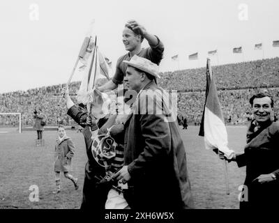 FC Schalke 04 Deutscher Meister 1958 nach dem Sieg gegen den HSV im Finale / 3:0 am 18.05.1958 in Hannover. Günter Karnhof auf den Schultern der Fans. [Automatisierte Übersetzung] Stockfoto