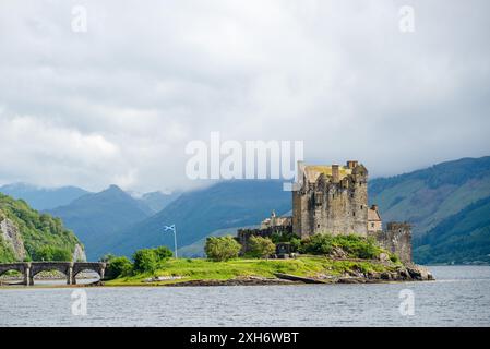 Eilean Donan Castle befindet sich auf einer Insel am Loch Duich in den schottischen Highlands. Stockfoto