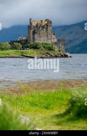 Eilean Donan Castle befindet sich auf einer Insel am Loch Duich in den schottischen Highlands. Stockfoto