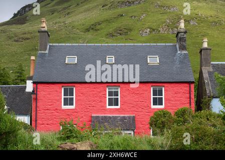 Farbenfrohe Hütten in Dornie in den schottischen Highlands. Stockfoto