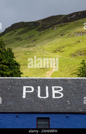 Der Clachan Pub in Dornie, am Ufer von Loch Long. Stockfoto