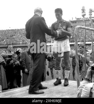Weltmeisterschaft 1958 in Schweden: Finale Brasilien - Schweden 29.06.1958 in Stockholm. Der brasilianische Mannschaftskapitän Hideraldo Luiz Bellini erhält die WM-Trophäe. [Automatisierte Übersetzung] Stockfoto