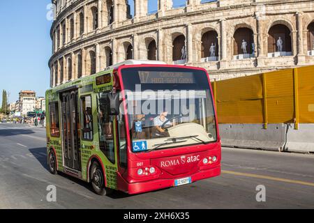 Rom, Italien - 28. Juni 2024: Öffentlicher Bus auf der Straße vor dem Kolosseum in Rom, Italien. Stockfoto