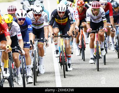 Pau, Frankreich. Juli 2024. Der niederländische Mathieu van der Poel aus Alpecin-Deceuninck und der belgische Arnaud de Lie aus Lotto Dstny wurden während der 13. Etappe des Tour de France-Radrennens 2024 von Agen nach Pau (165, 3 km) am Freitag, den 12. Juli 2024 in Aktion gezeigt. Die 111. Ausgabe der Tour de France beginnt am Samstag, den 29. Juni und endet am 21. Juli in Nizza. BELGA FOTOPOOL JAN DE MEULENEIR Credit: Belga Nachrichtenagentur/Alamy Live News Stockfoto
