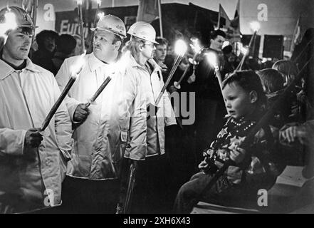 In der „Nacht der Tausendbrände“ marschieren Stahlarbeiter der Hoesch AG in Dortmund von den Standorten Westfalenhütte, Phönix und Gewerkschaft zur B1 (Kreuzung Semerteichstraße), die bis zum Morgen des 18. Februar 1993 besetzt war. [Automatisierte Übersetzung] Stockfoto