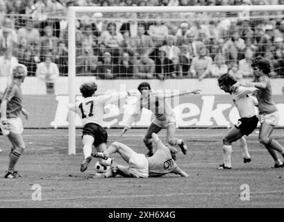 Fußball-Weltmeisterschaft 1974 Finale: Deutschland - Niederlande (2:1) 7.7.1974 in München. Wim jansen (6/Holland) bringt Bernd Hoelzenbein im Strafraum. Strafe! [Automatisierte Übersetzung] Stockfoto