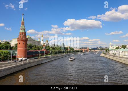 Blick auf den Kreml-Damm und den Moskauer Fluss auf blauem Himmel Hintergrund. Malerisches Stadtpanorama im Sommer, russische Touristenattraktionen Stockfoto