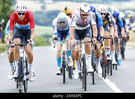 Pau, Frankreich. Juli 2024. Der Luxemburger Kevin Geniets von Groupama-FDJ und der Niederländer Mathieu van der Poel von Alpecin-Deceuninck wurden am Freitag, den 12. Juli 2024, in Aktion während der 13. Etappe des Tour de France-Radrennens von Agen nach Pau, Frankreich (165, 3 km) gezeigt 2024. Die 111. Ausgabe der Tour de France beginnt am Samstag, den 29. Juni und endet am 21. Juli in Nizza. BELGA FOTOPOOL JAN DE MEULENEIR Credit: Belga Nachrichtenagentur/Alamy Live News Stockfoto