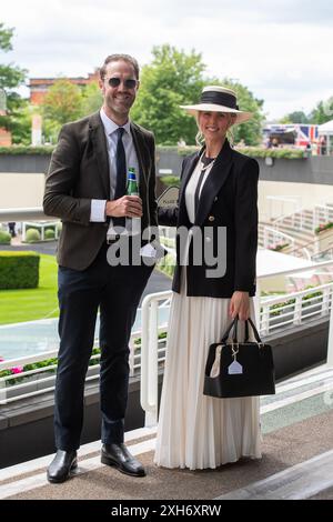 Ascot, Großbritannien. Juli 2024. Rennfahrer, die ihren Tag am Summer Mile Property Raceday auf der Ascot Racecourse genießen. Quelle: Maureen McLean/Alamy Live News Stockfoto